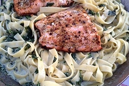 Bandnudeln mit frischem Spinat und Lachs 31