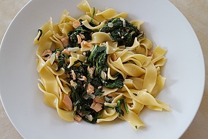 Bandnudeln mit frischem Spinat und Lachs 5