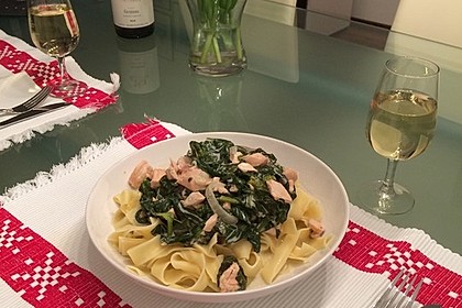 Bandnudeln mit frischem Spinat und Lachs 10