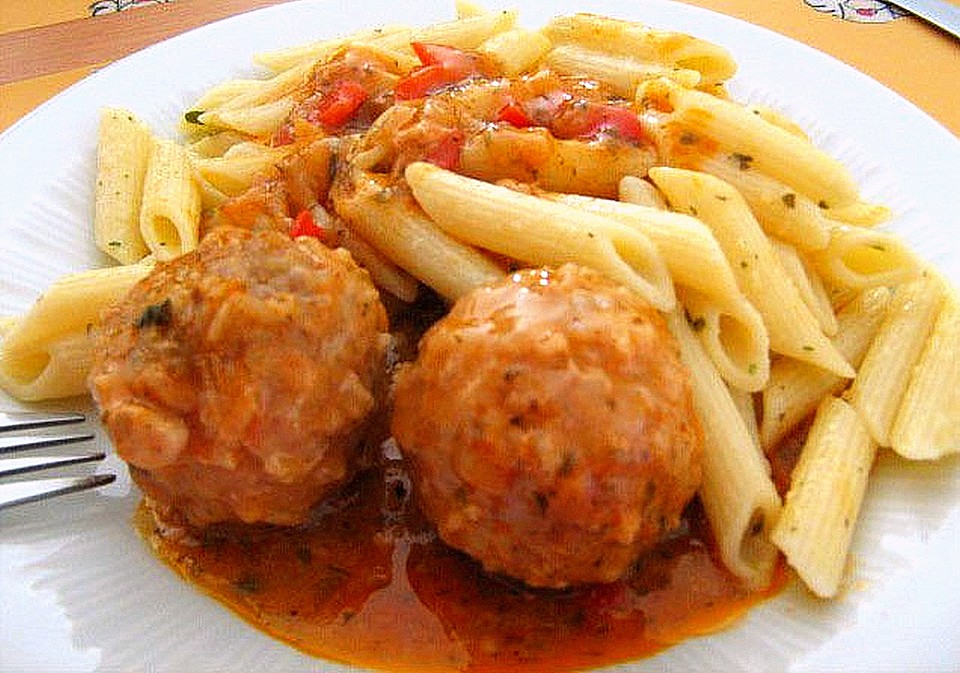 Pasta mit Fleischbällchen und Ricotta-Tomatensoße (Rezept mit Bild ...