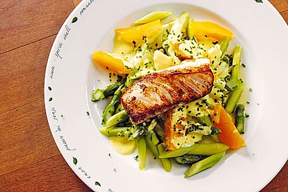 Kabeljaufilet auf grünem Spargel an Orangen-Curry-Sauce 2