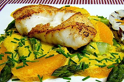 Kabeljaufilet auf grünem Spargel an Orangen-Curry-Sauce 1