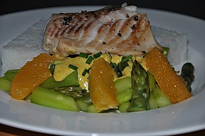 Kabeljaufilet auf grünem Spargel an Orangen-Curry-Sauce 9