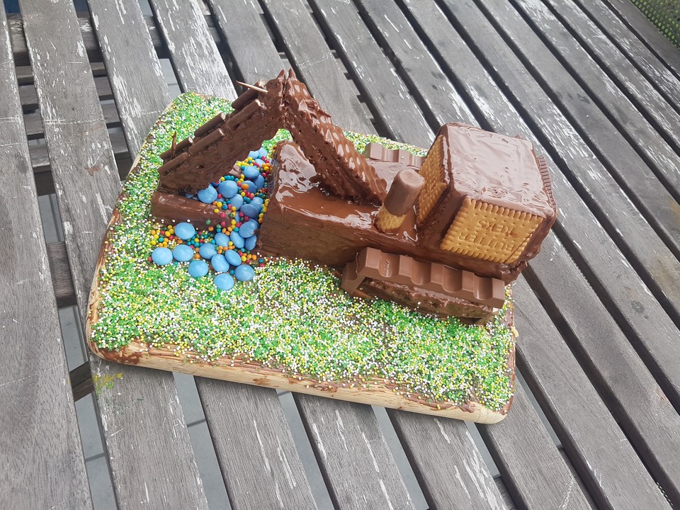 Bagger Planierraupe - Kuchen für den Kindergeburtstag (Rezept mit Bild ...