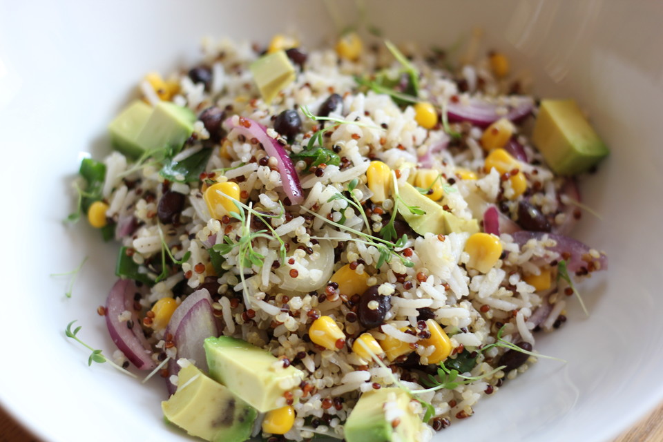 Dunkle Bohnen-Mais-Avocado Salat mit Reis und Quinoa (Rezept mit Bild ...