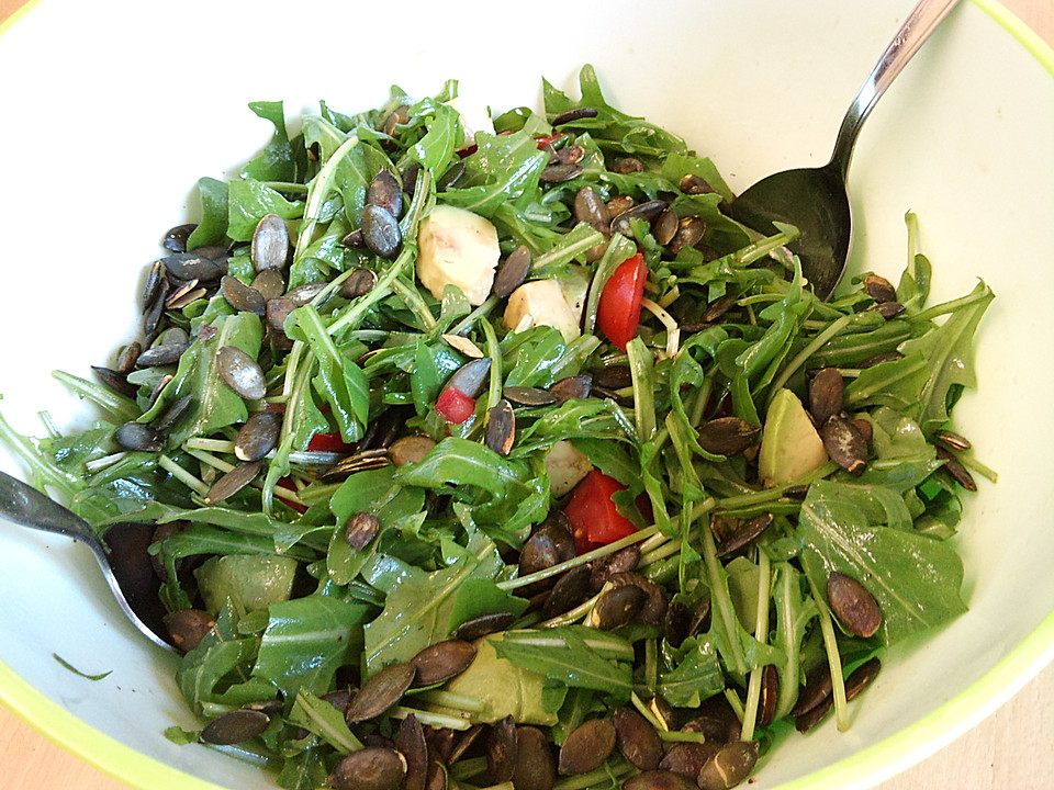 Rucola-Avocado-Tomaten-Salat mit Kürbiskernen (Rezept mit Bild ...
