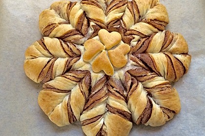 Blumen-Brioche mit Nutella