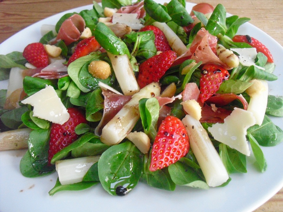 Spargelsalat mit Erdbeeren und Balsamico-Vinaigrette (Rezept mit Bild ...