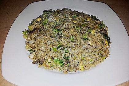 Gr&uuml;ner Bratreis mit Pilzen