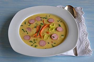 Gemüsesuppe mit Würstchen
