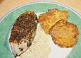 Lachssteaks im Pfeffermantel und Zucchinipuffer mit Dillsauce