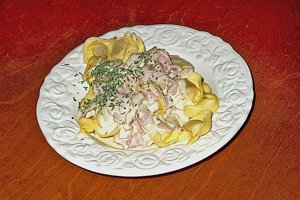 Tortelloni in Schinken - Käse - Sahnesauce mit Champignons (Rezept mit ...