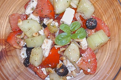 Mediterraner Tomaten - Gurkensalat mit Feta 1
