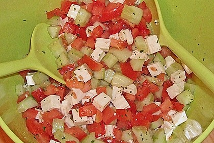 Mediterraner Tomaten - Gurkensalat mit Feta 3