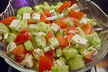 Mediterraner Tomaten - Gurkensalat mit Feta