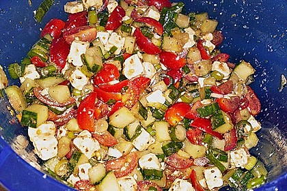 Mediterraner Tomaten - Gurkensalat mit Feta 4