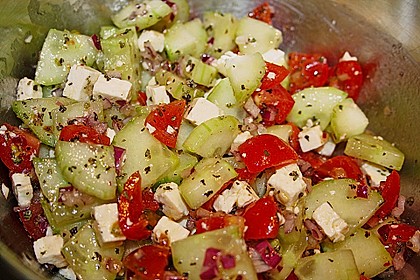 Mediterraner Tomaten - Gurkensalat mit Feta 5