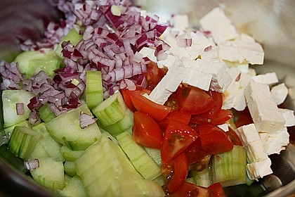 Mediterraner Tomaten - Gurkensalat mit Feta 7