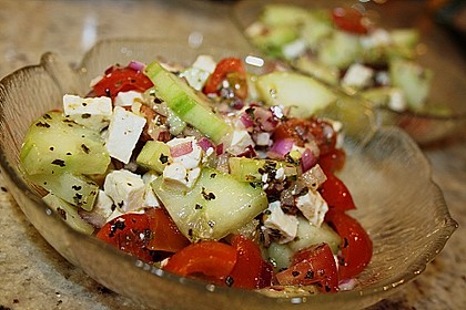 Mediterraner Tomaten - Gurkensalat mit Feta 8