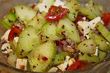 Mediterraner Tomaten - Gurkensalat mit Feta 9