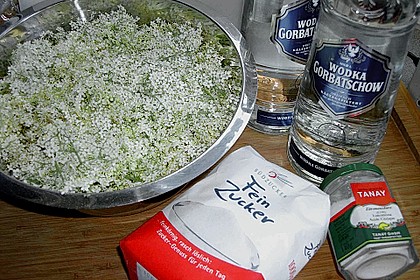 Erfrischender Holunderbl&uuml;tenlik&ouml;r 2