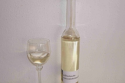 Erfrischender Holunderbl&uuml;tenlik&ouml;r 10