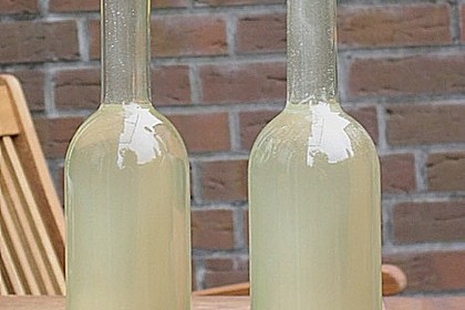 Erfrischender Holunderbl&uuml;tenlik&ouml;r