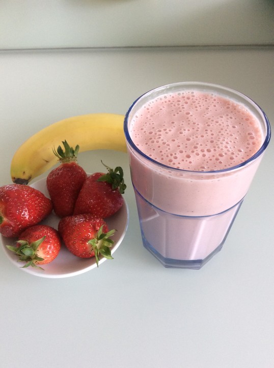 Erdbeer-Bananen-Smoothie mit Haferflocken und Joghurt (Rezept mit Bild ...
