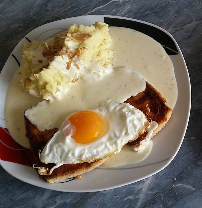 Maurerschnitzel - ausgebackener Leberkäse mit Spiegelei, Kartoffelpüree ...