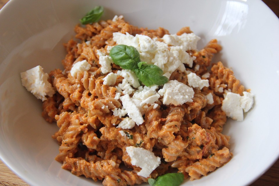 Vollkorn-Spirelli mit Pesto Rosso und überbackener Ricotta (Rezept mit ...