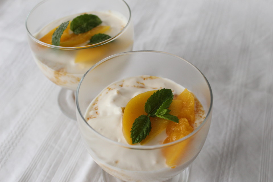 Griechischer Joghurt mit Pfirsich im Glas (Rezept mit Bild