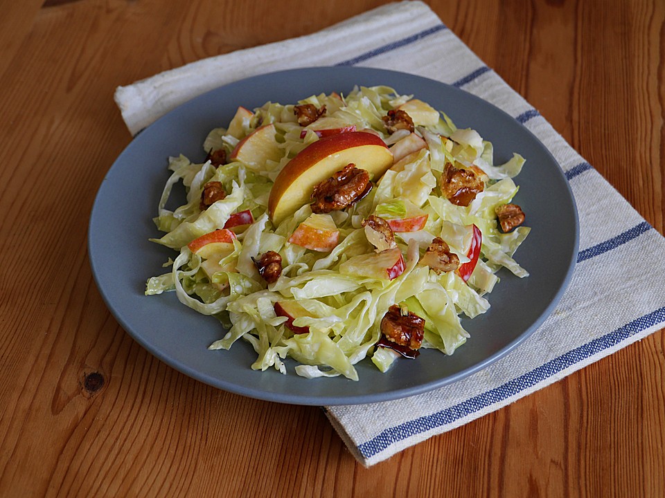 Spitzkohl-Apfel-Walnuss-Salat (Rezept mit Bild) von maruschena ...