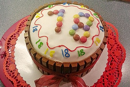 Bunter Kit-Kat-Geburtstagskuchen mit Frischkäsecreme
