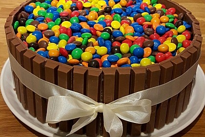 Bunter Kit-Kat-Geburtstagskuchen mit Frischkäsecreme 2