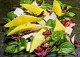 Gemischter Chicor&eacute;esalat mit Mango