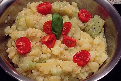 Bayrischer Kartoffelsalat mit Gurke 9