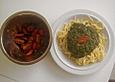 Spaghetti mit Knoblauch -  Spinat und Tomatensalat