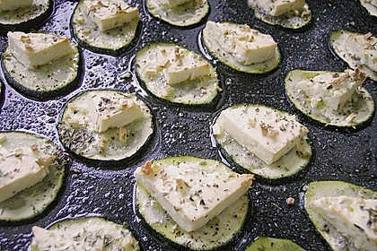 Zucchinischeiben mit Schafsk&auml;se &uuml;berbacken 3