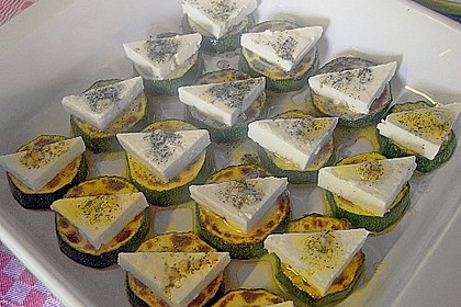 Zucchinischeiben mit Schafsk&auml;se &uuml;berbacken