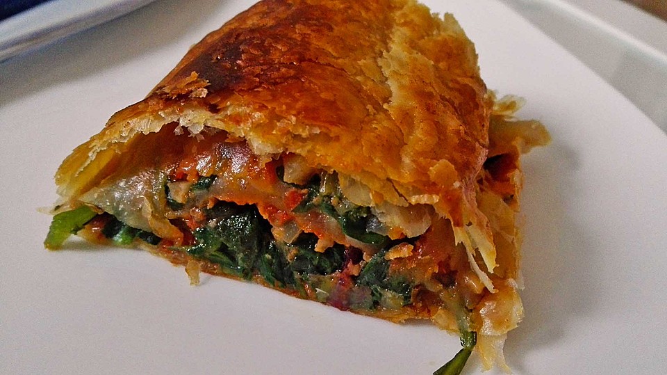 Spinatstrudel mit getrockneten Tomaten und Walnüssen (Rezept mit Bild ...