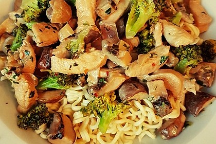 Champignons-Brokkoli-Thai-Currynudeln 3