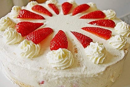 Erdbeertorte mit zarter Joghurtcreme 15