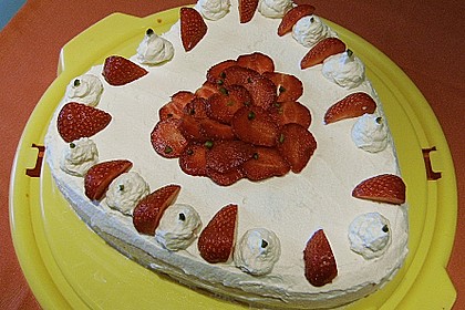 Erdbeertorte mit zarter Joghurtcreme 35