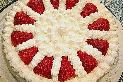 Erdbeertorte mit zarter Joghurtcreme 11