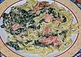 Bandnudeln mit Lachs und Blattspinat