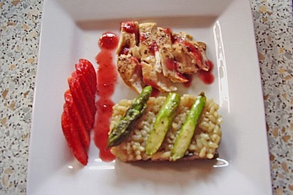 Ragout von H&auml;hnchenbrust, gr&uuml;nem Spargel und Erdbeeren mit K&uuml;rbiskernrisotto 3