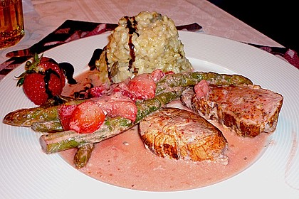 Ragout von H&auml;hnchenbrust, gr&uuml;nem Spargel und Erdbeeren mit K&uuml;rbiskernrisotto 4
