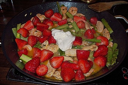 Ragout von H&auml;hnchenbrust, gr&uuml;nem Spargel und Erdbeeren mit K&uuml;rbiskernrisotto 5