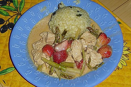 Ragout von H&auml;hnchenbrust, gr&uuml;nem Spargel und Erdbeeren mit K&uuml;rbiskernrisotto