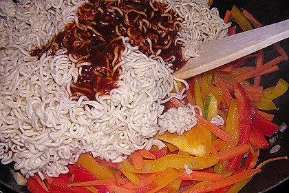 Asiatisch gebratene Nudeln süß - scharf, vegetarisch 23